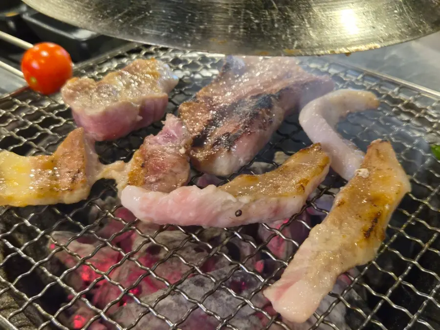 숯불 위에서 구워지는 항정살