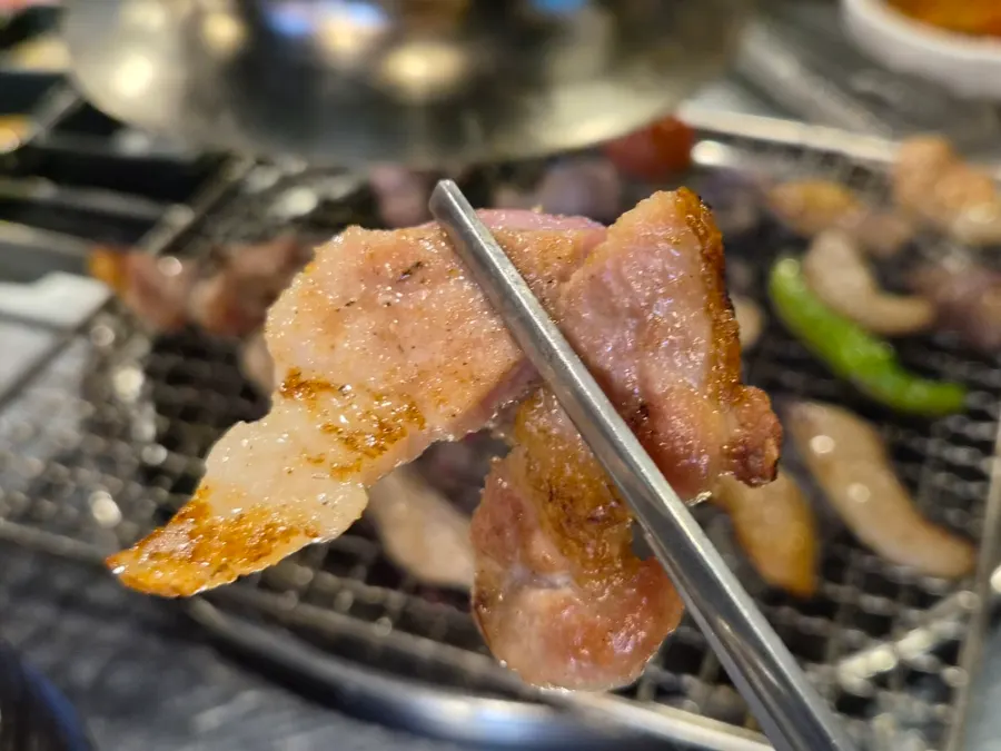 숯불에 노릇하게 구워진 삼겹살
