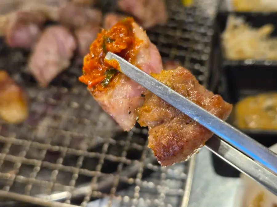 말돈 소금에 찍어 먹는 구운 고기