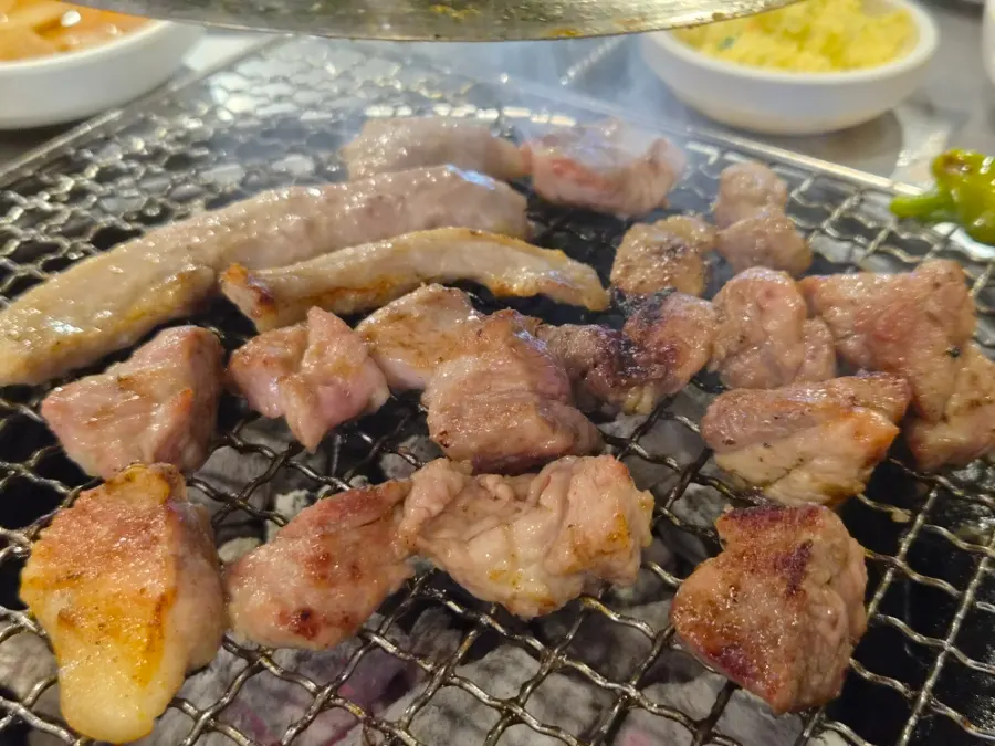 압력솥 공깃밥과 김치찌개 상차림