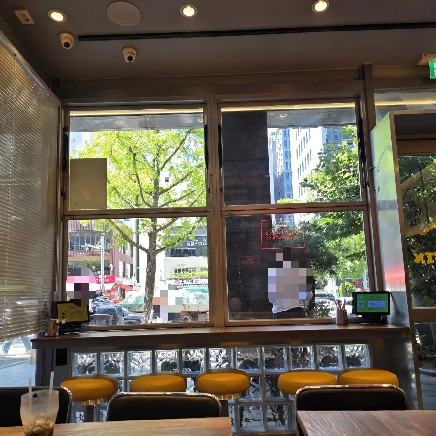 데일리픽스 서울대입구 매장 외관과 입구