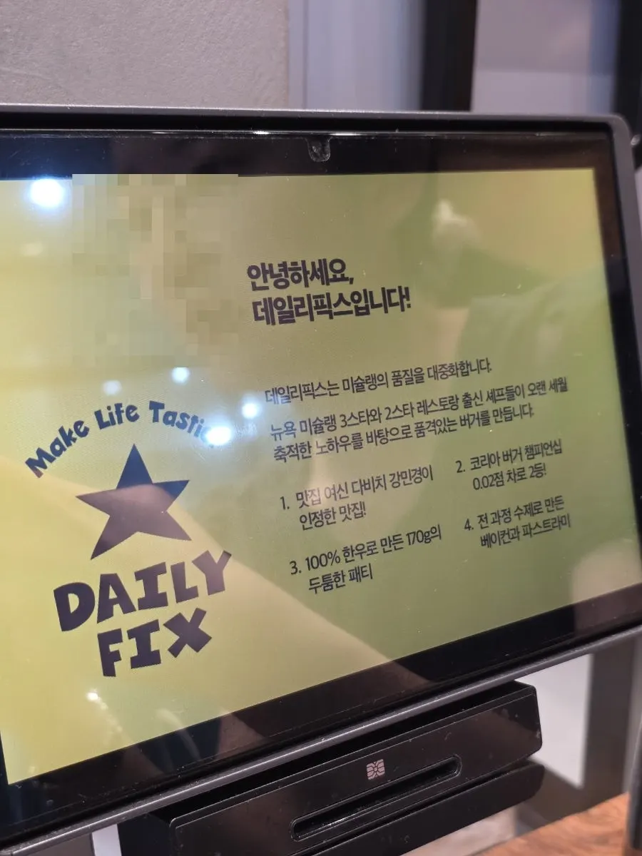 자리에서 주문한 베이컨치즈버거 세트와 샌드위치 세트
