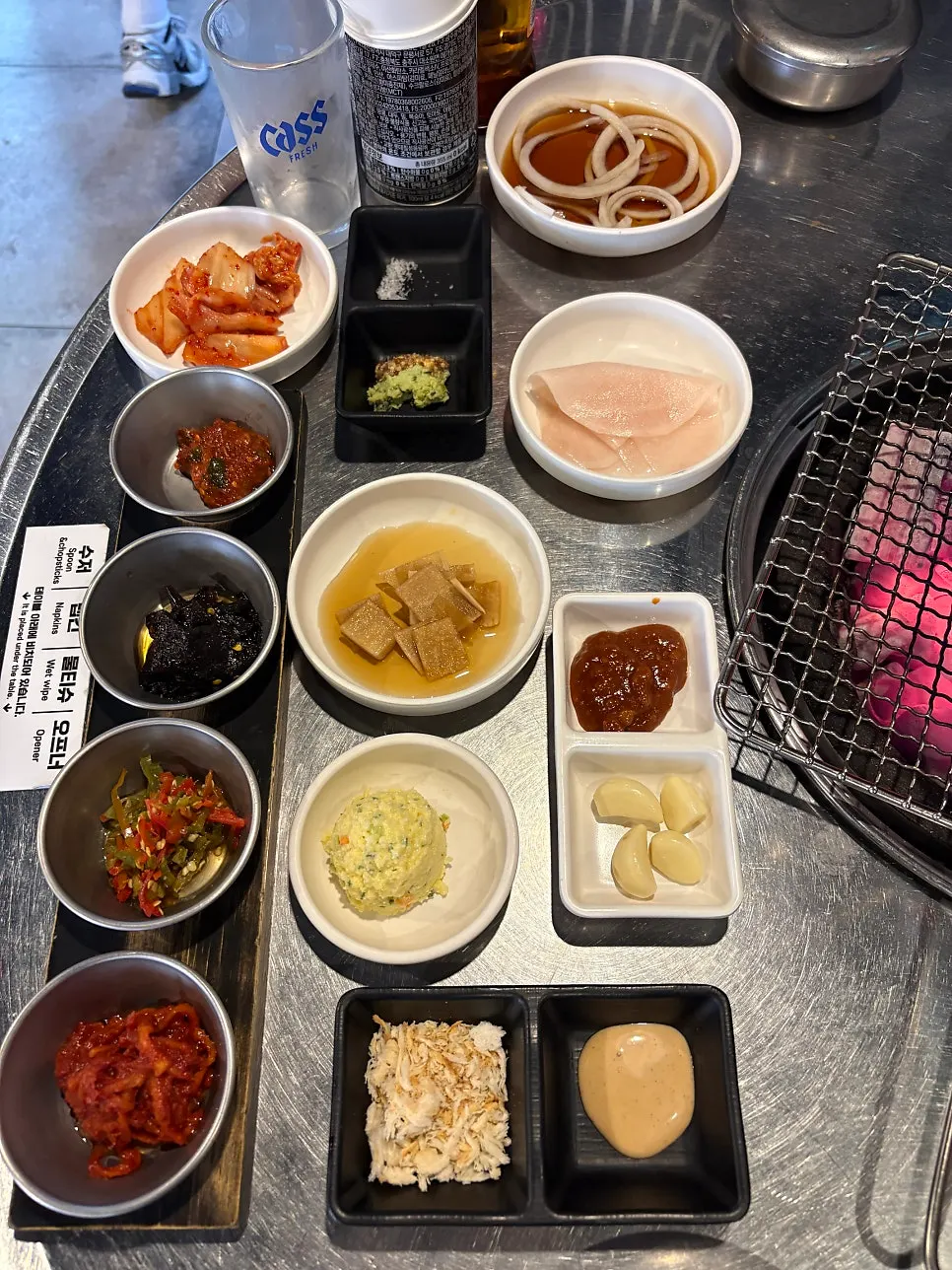 어깨살 세트와 차돌, 된장찌개가 놓인 테이블