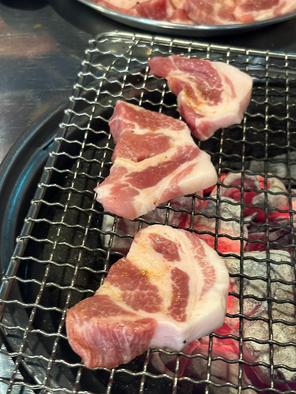 노릇하게 익어가는 어깨살 구이
