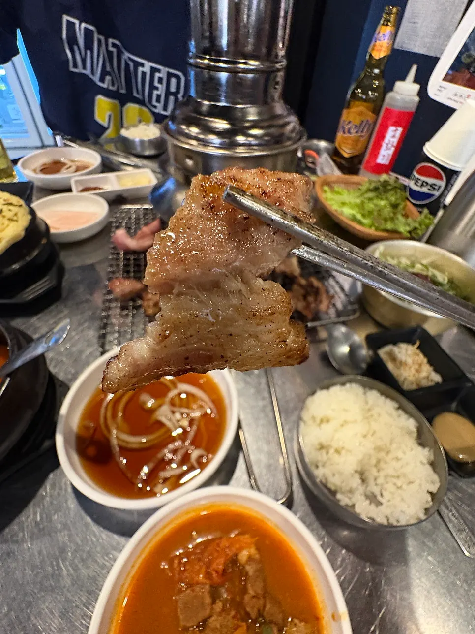 양이 넉넉한 어깨살 세트 불판 위 고기
