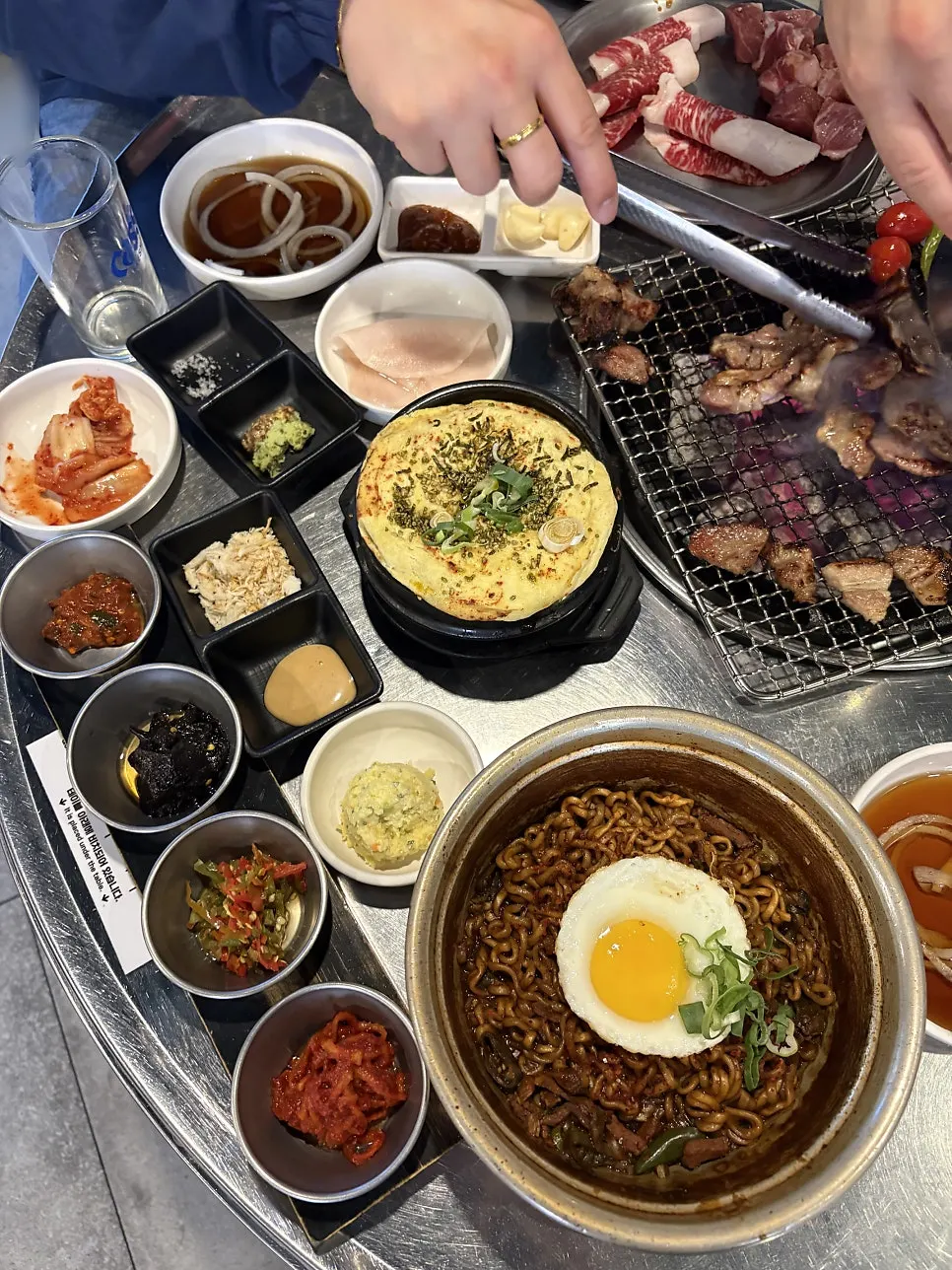 계란찜 등 곁들임이 함께 놓인 상차림