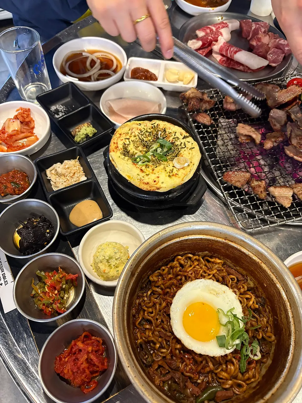 고기와 곁들임 반찬이 차려진 테이블