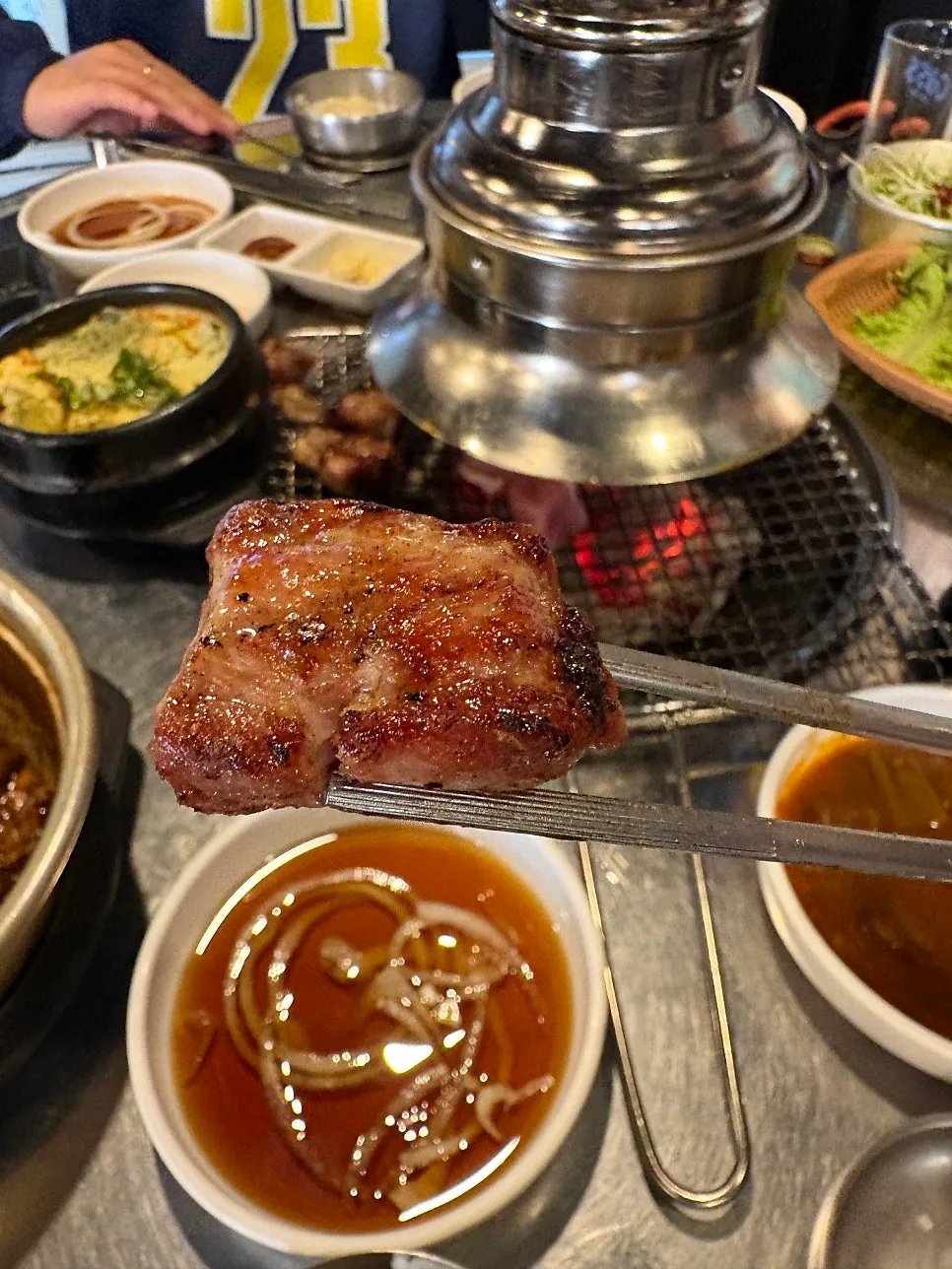 한입 크기로 자른 어깨살 구이