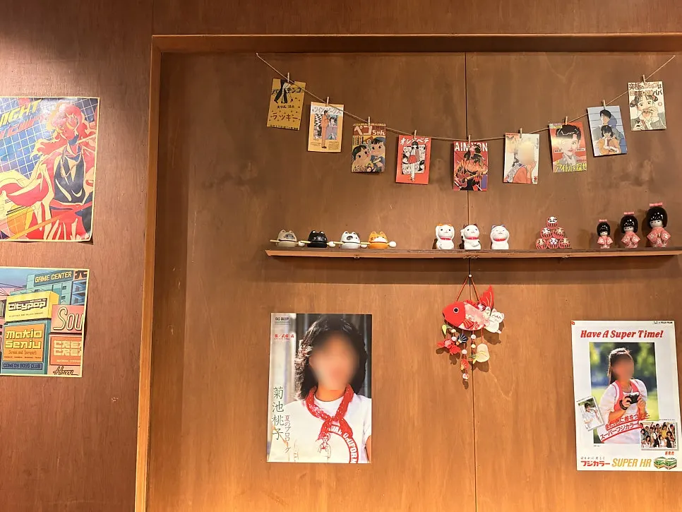 ハローキティや昔のフィギュアが置かれた店内装飾