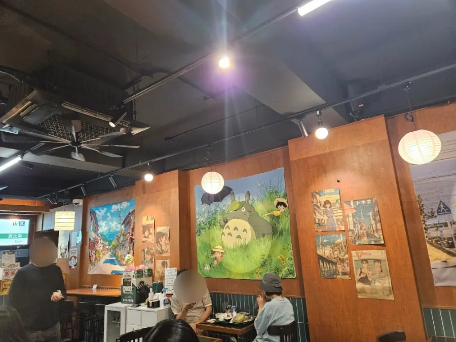 Seating suitable for both solo dining and dates