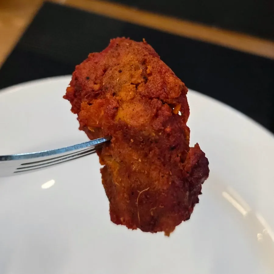 Boneless tandoori chicken with lemon juice and sauce