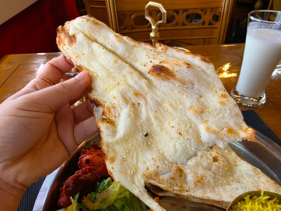치킨 티카를 갈릭 난에 싸 먹는 모습