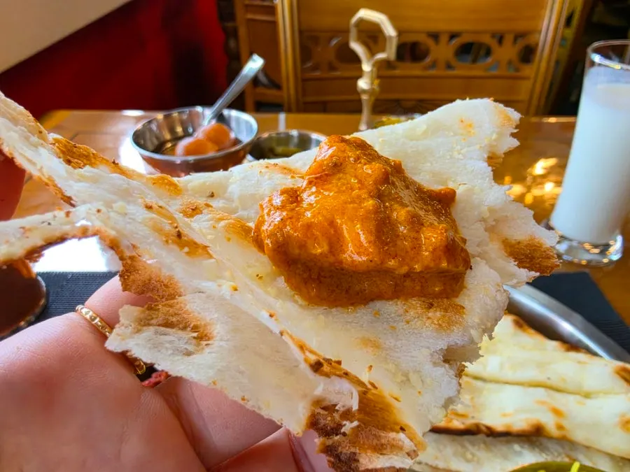 치킨 마살라 커리와 갈릭 난 한 상