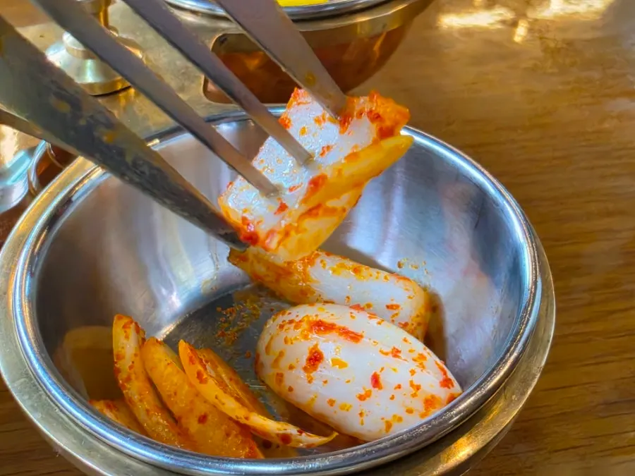 단무지와 할라피뇨, 양파김치 반찬