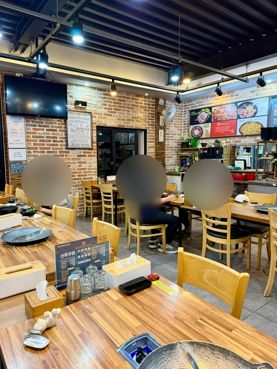 테이블이 붙어 있는 신쭈꾸미 두암점 홀 전경
