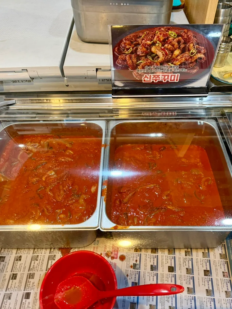 매콤한 양념의 신쭈꾸미 진열 코너