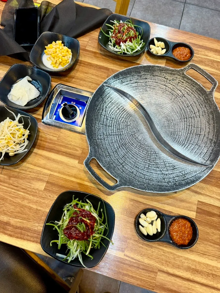 셀프바에서 담아온 쌈채소와 파절이 마늘
