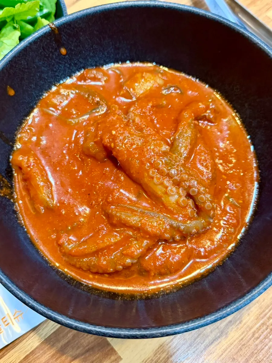 절반으로 나뉜 반반 불판