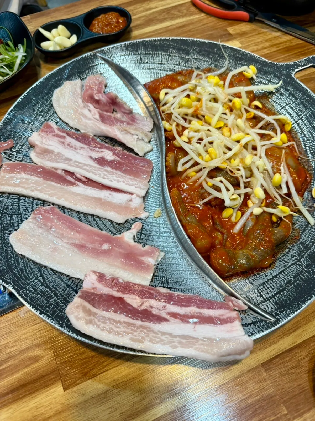 얇게 썰린 생삼겹살 한 접시