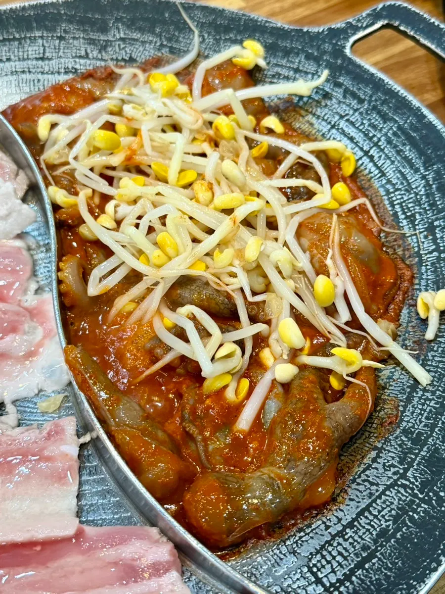 반반 불판에 함께 익어가는 삼겹살과 쭈꾸미