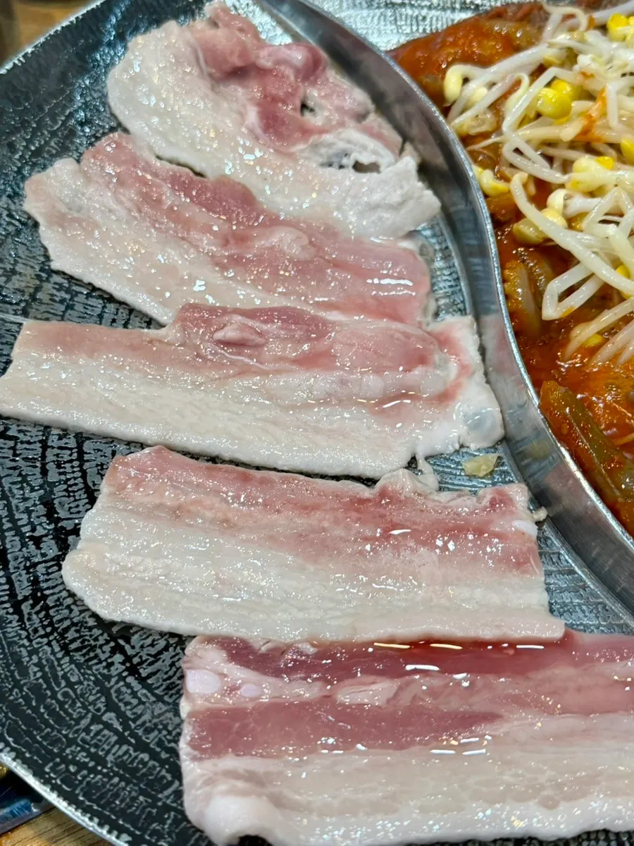 먼저 익은 삼겹살 굽는 모습