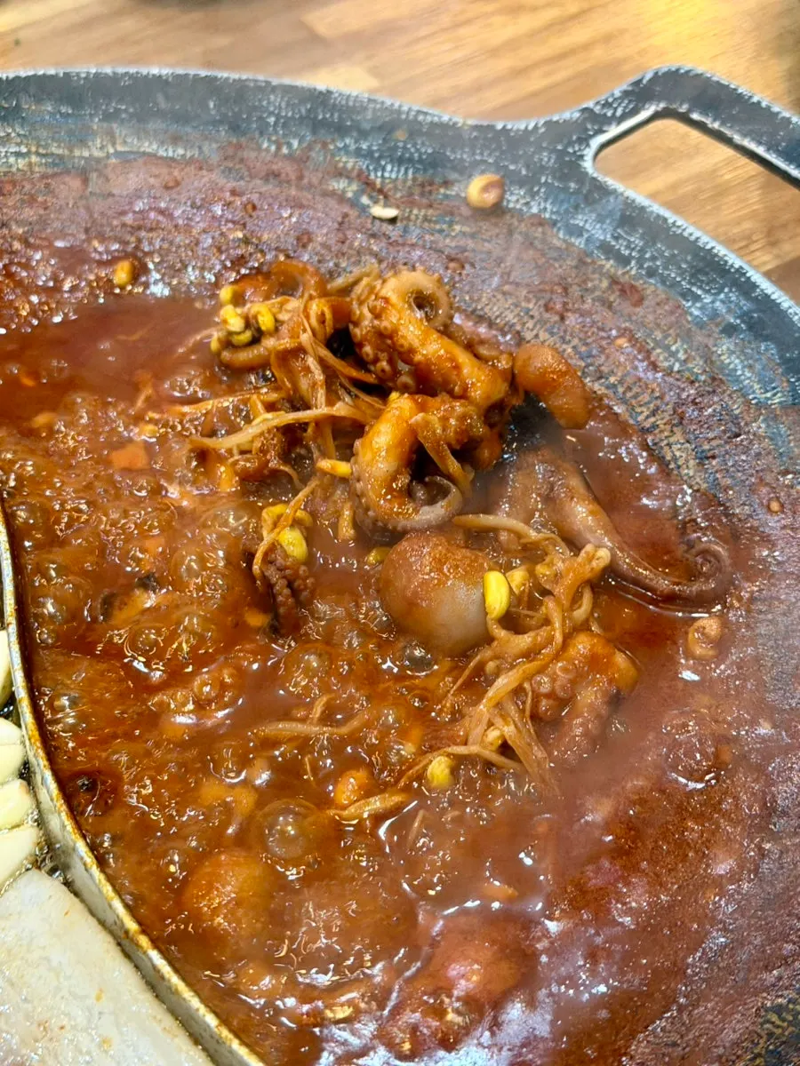 밥과 파절이, 마늘을 곁들인 삼겹살 한 입