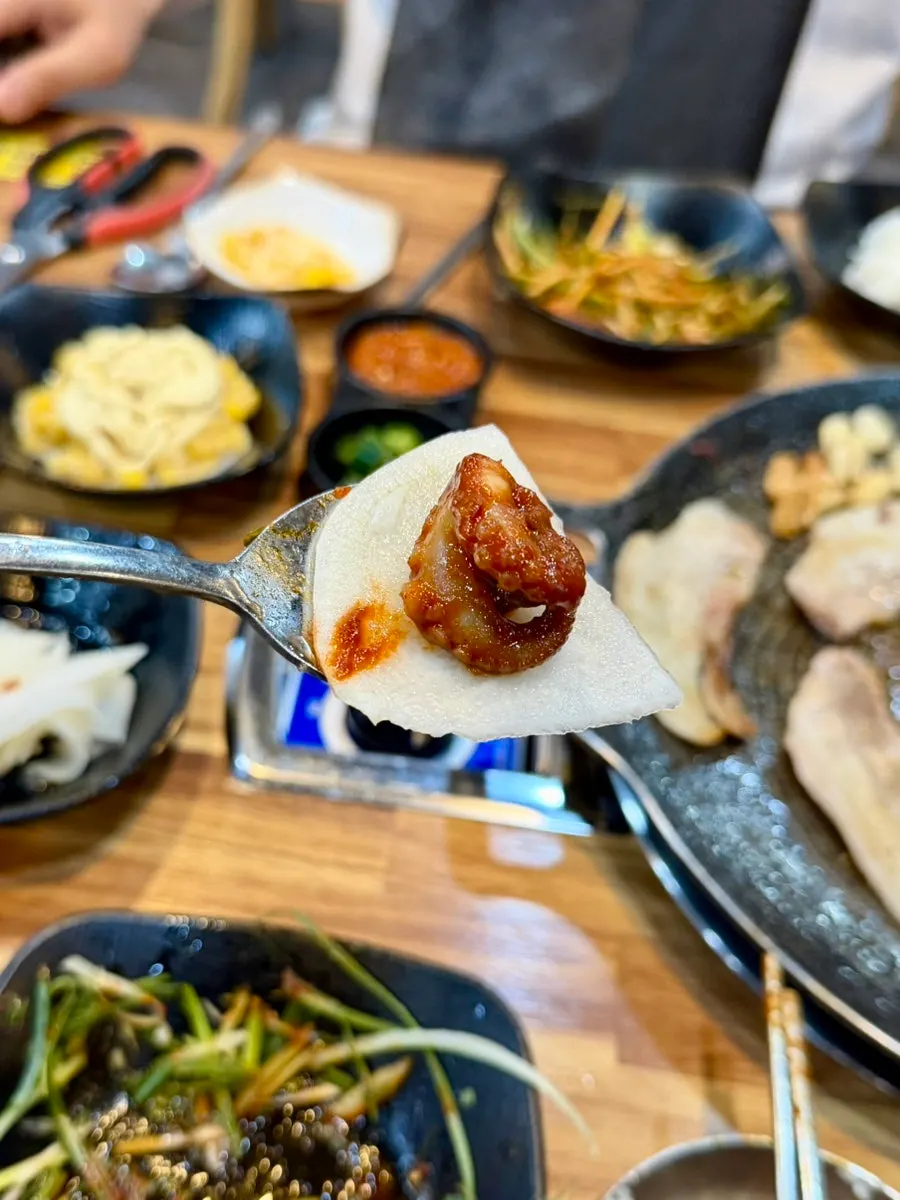 잘 익은 신쭈꾸미와 삼겹살이 올라간 불판