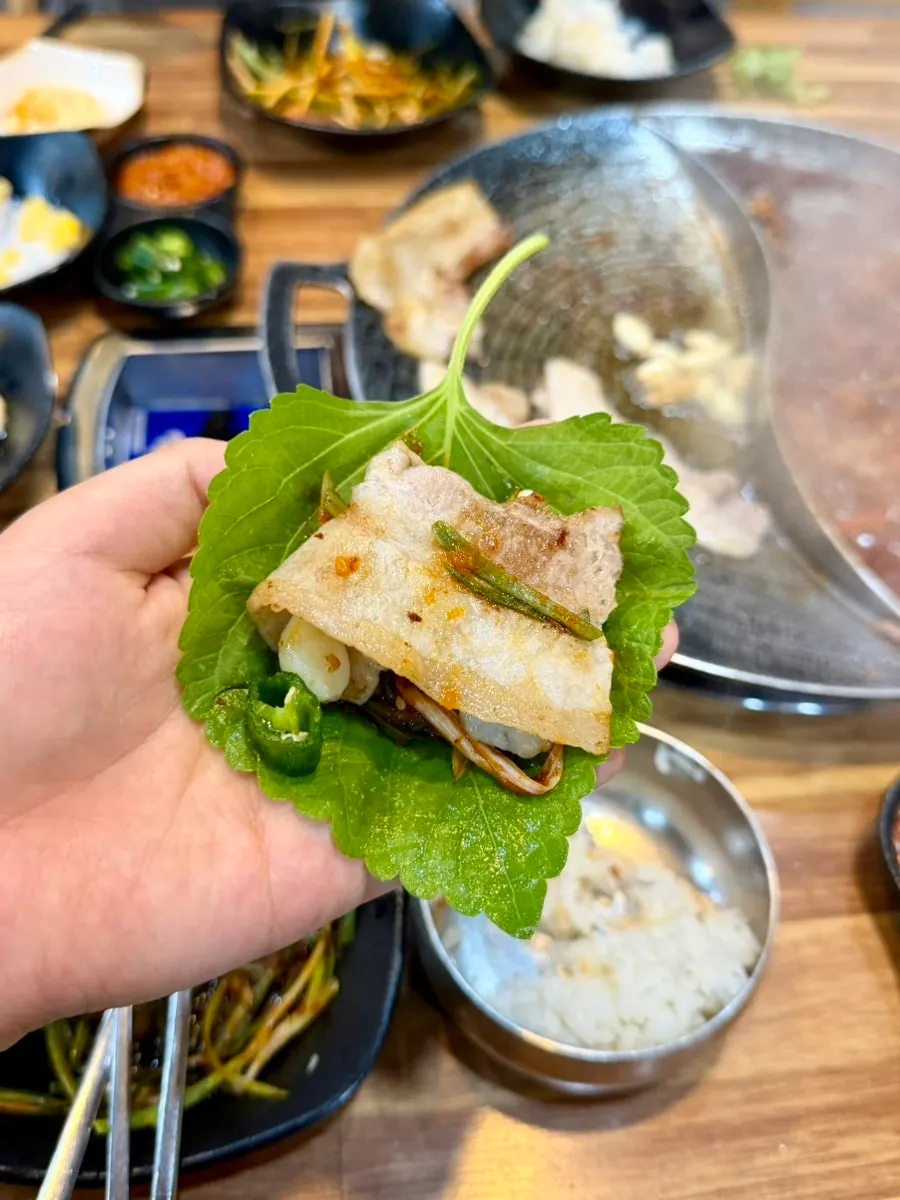 쌈무에 올린 쭈꾸미 한 쌈