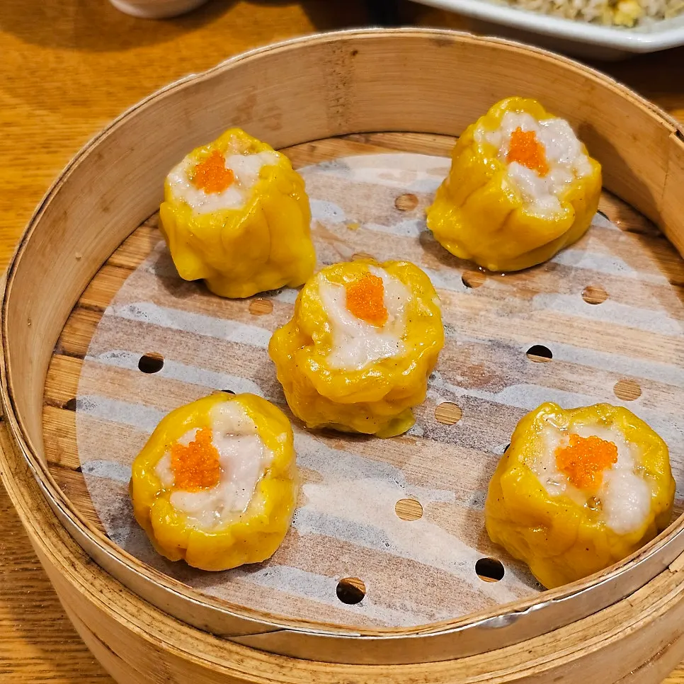 Shaomai dumplings in a dim sum basket
