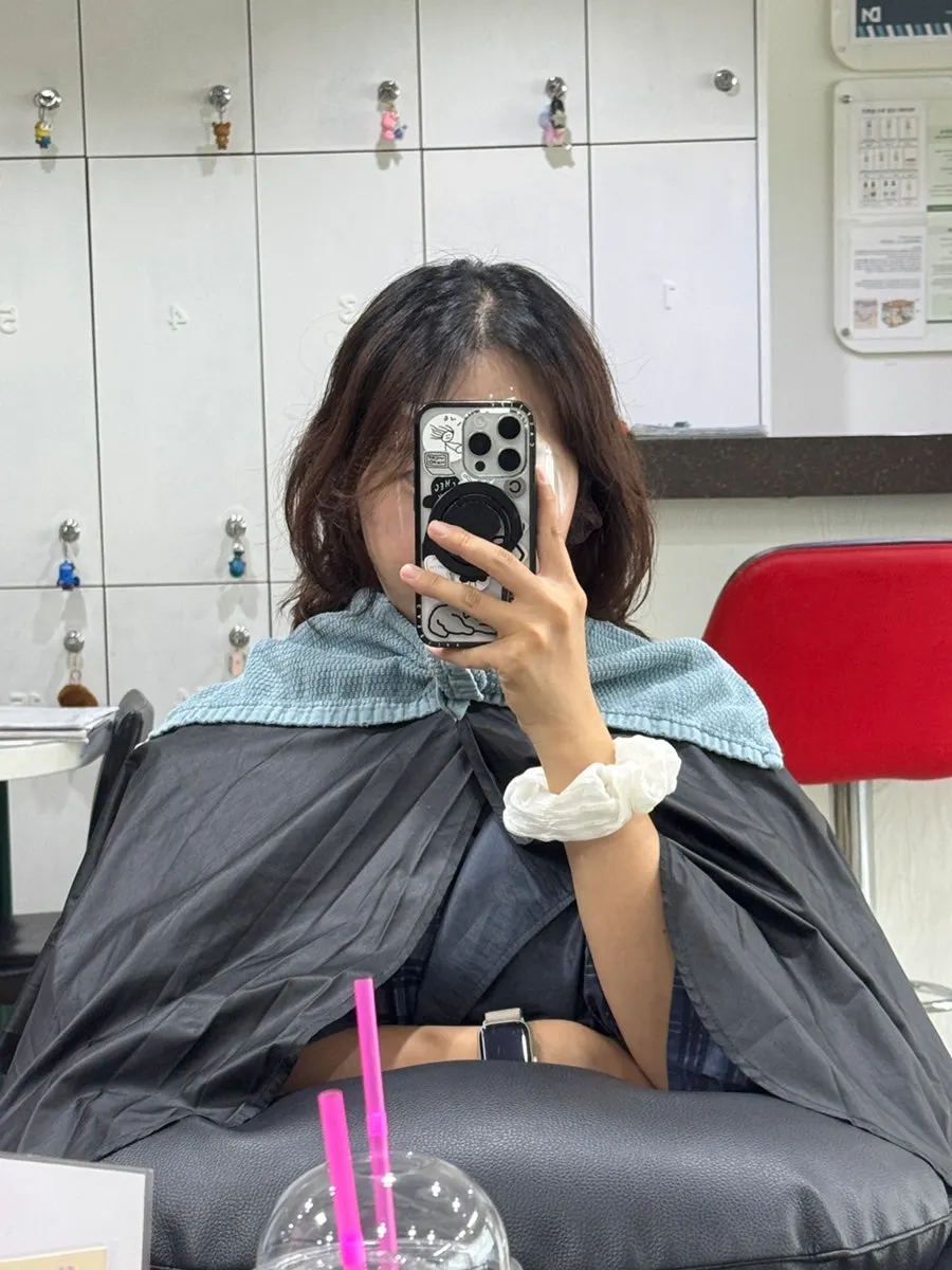 검은 뿌리가 눈에 띄는 브라운 머리
