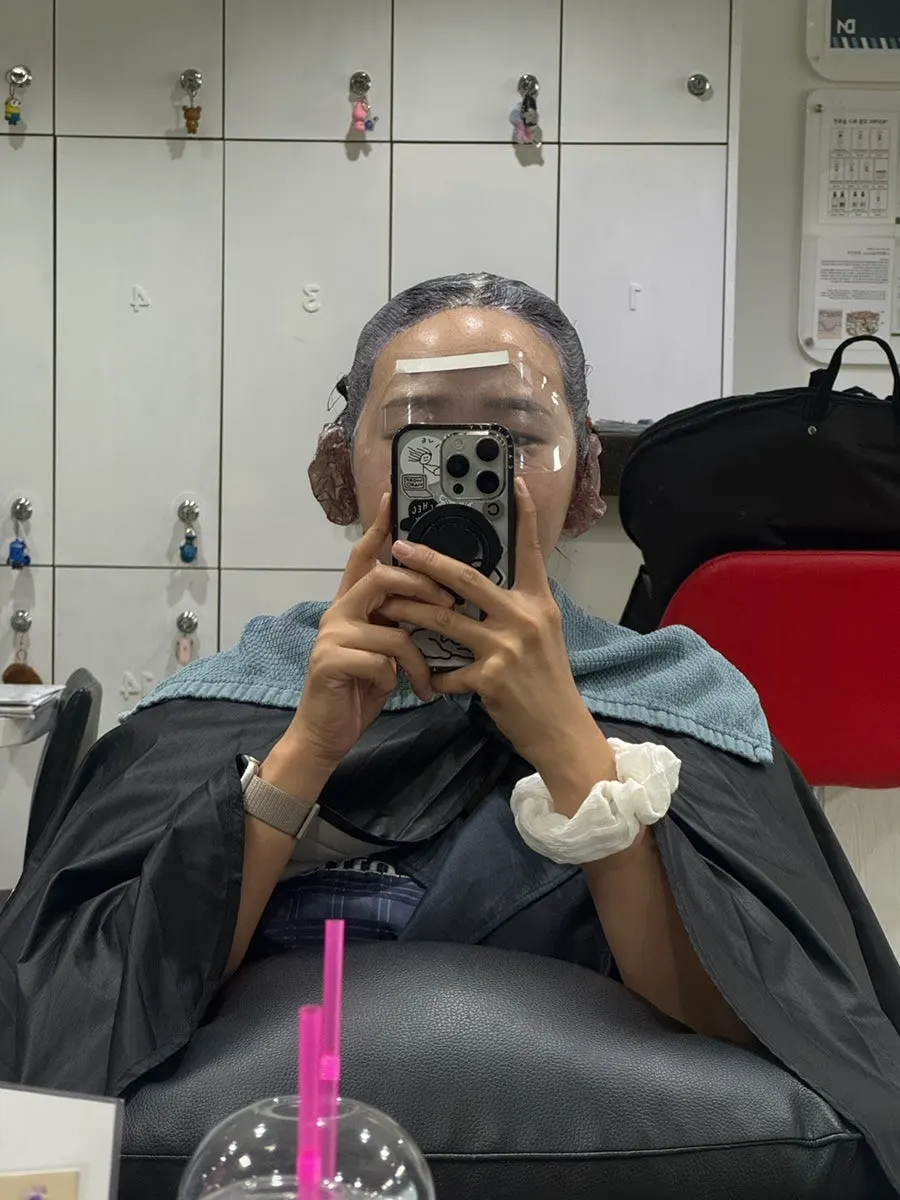 섞은 염색약을 모발에 도포하는 모습