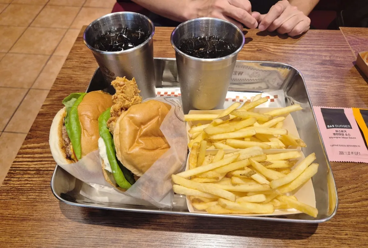 바스버거 세트와 치킨버거 세트 트레이