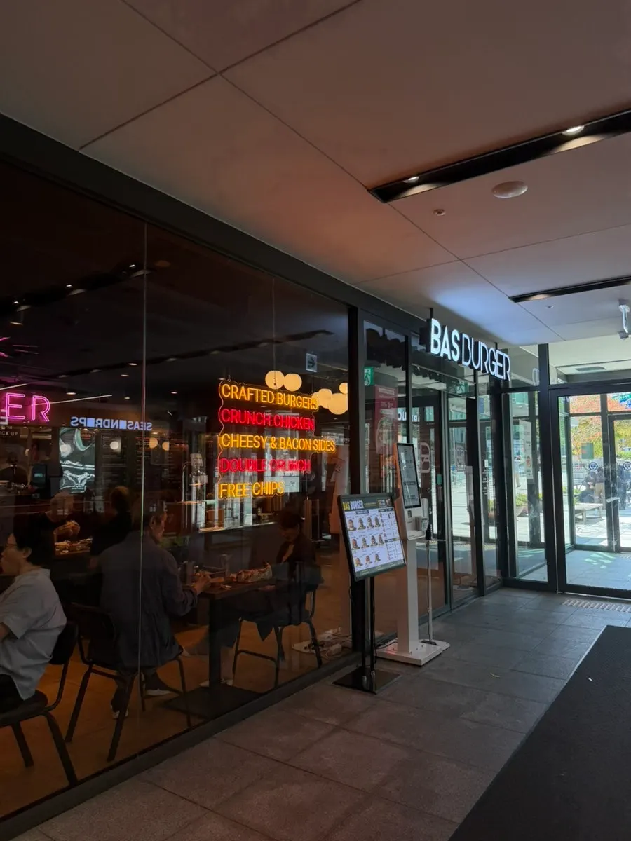 Exterior of Bas Burger Yonsei Cancer Hospital Branch on Yonsei-ro in Sinchon