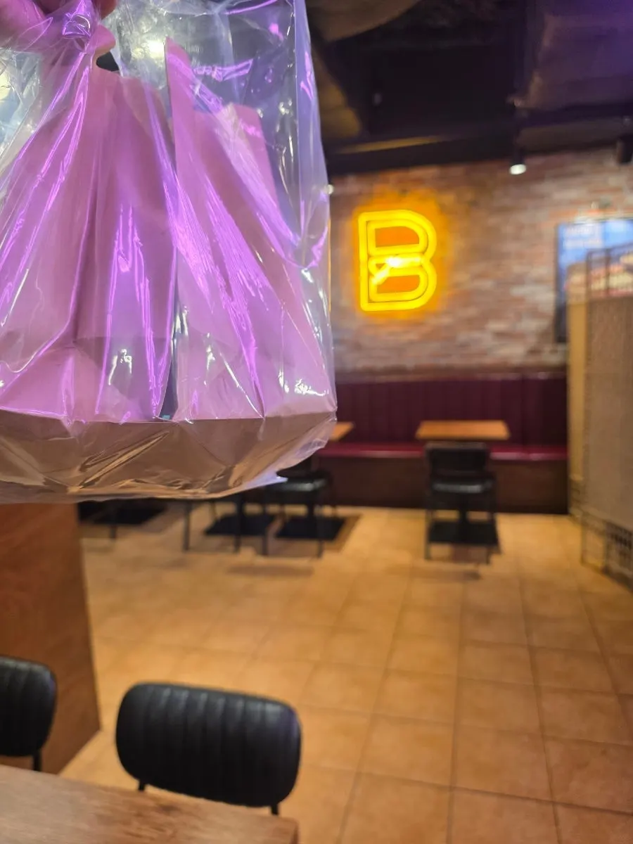 포장 주문을 기다리는 바스버거 카운터