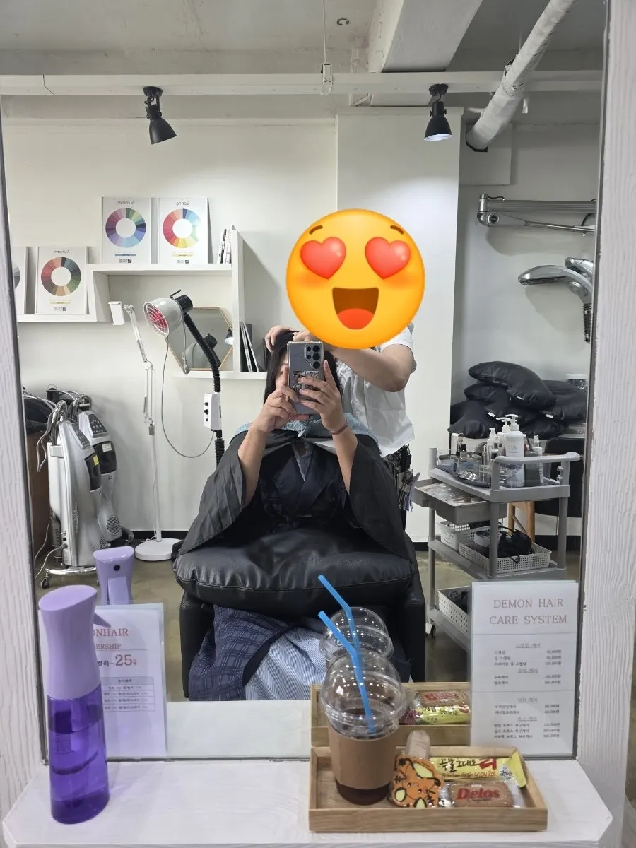 갈바닉 기기와 스팀 케어 장면