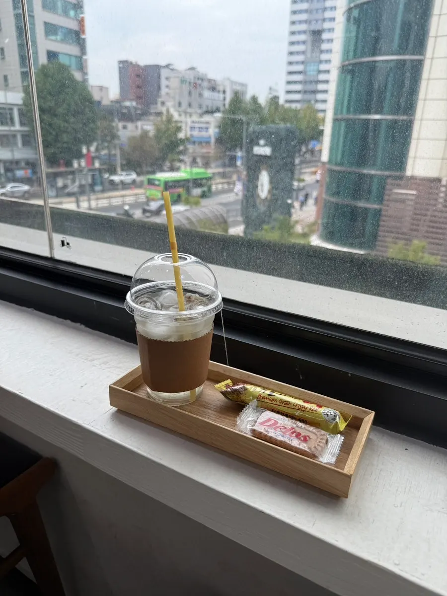 데몬헤어 신촌점 대기 공간과 창밖 정원 뷰
