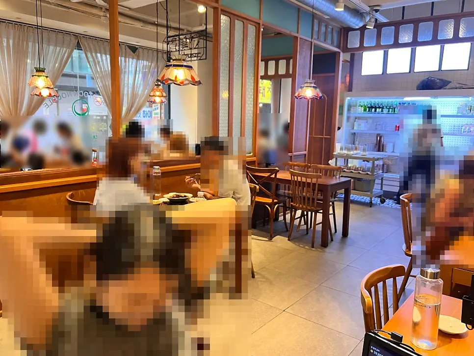 Cheonghwaweon seats filled with weekday lunch customers