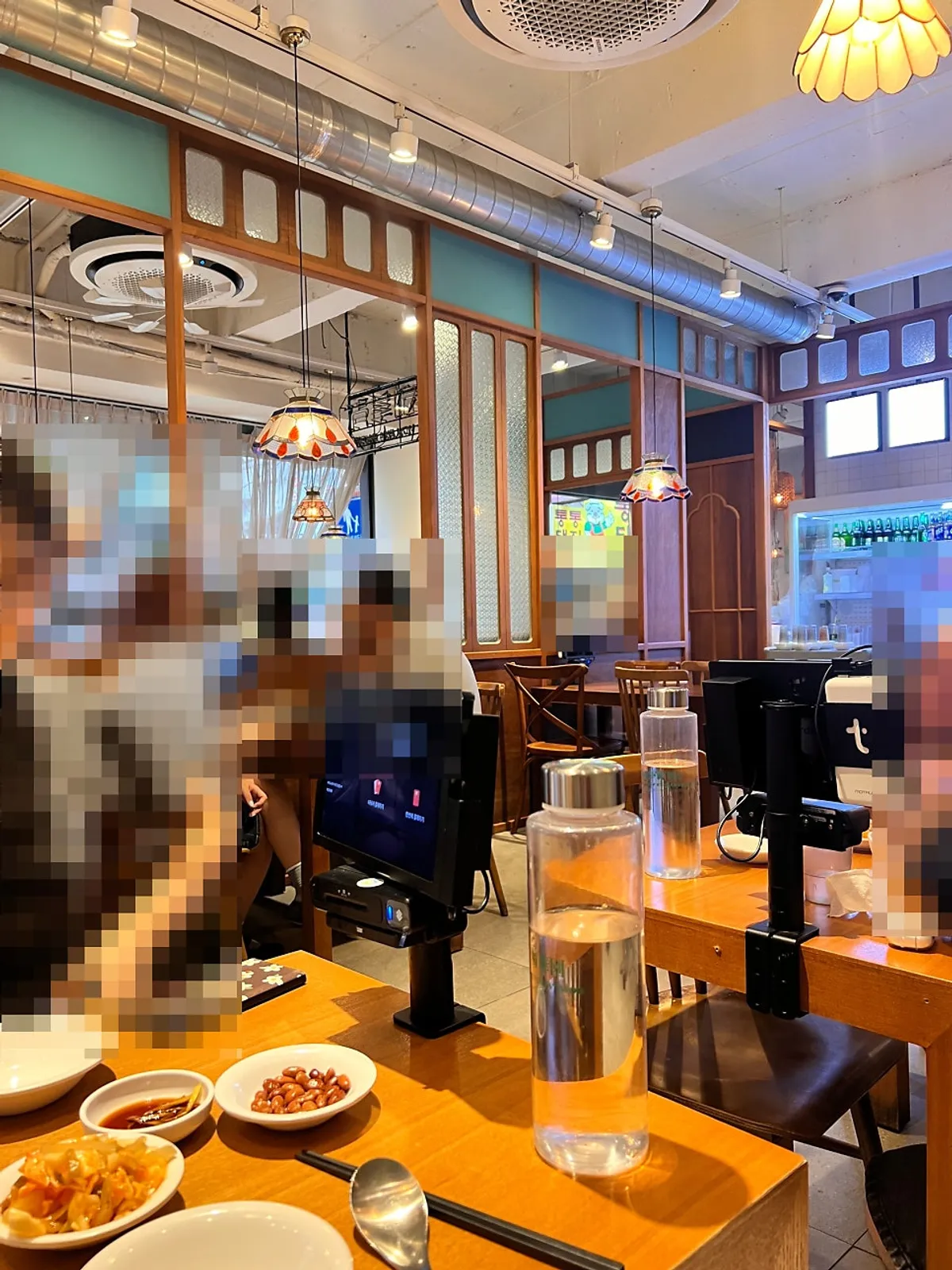 Table at Cheonghwaweon with kiosk and basic side dishes