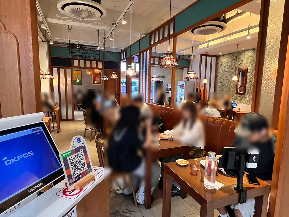 Solo table seating at Cheonghwaweon