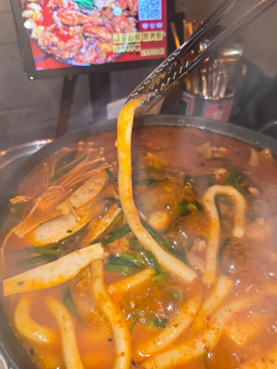 양념이 배어든 당면과 떡