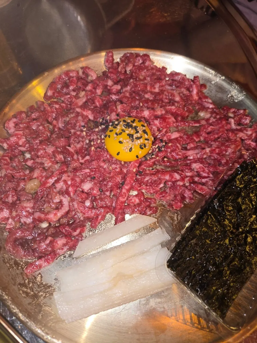 신촌 술집 육회 클로즈업