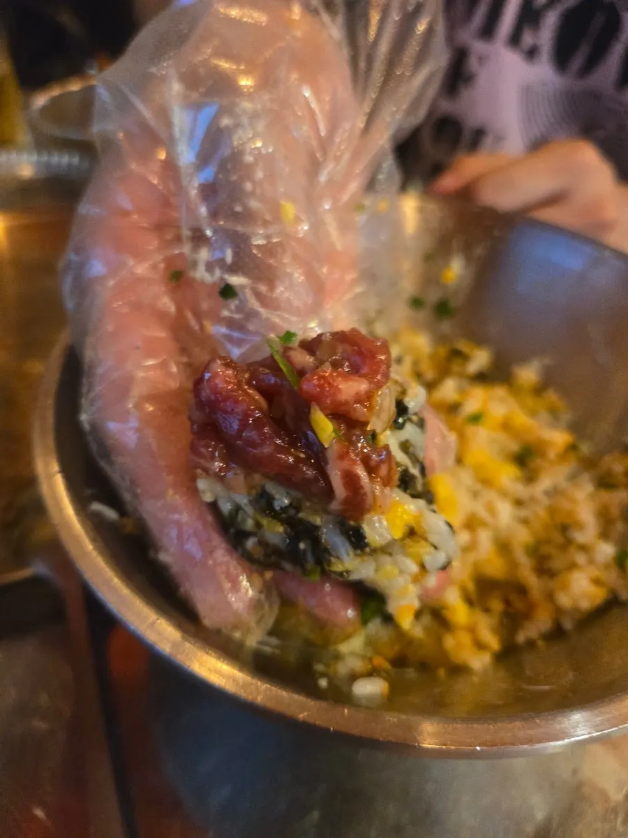 주먹밥에 육회를 올린 즉석 육회초밥