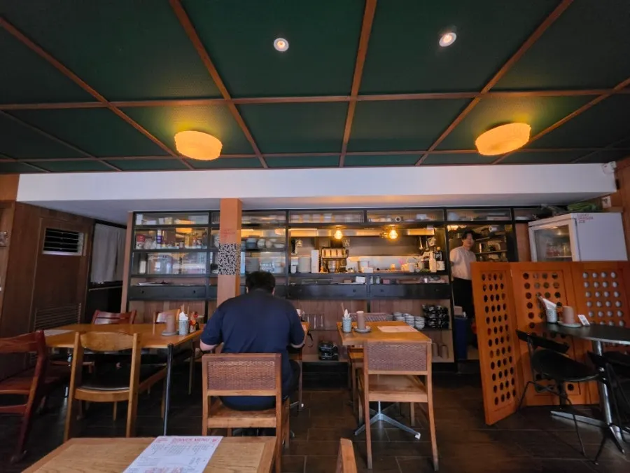 レトロな中華風照明のラッキードラゴンJCB店内