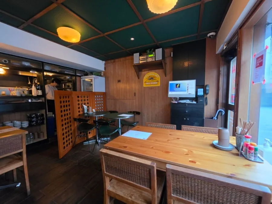木材インテリアの町中華的な雰囲気の店内