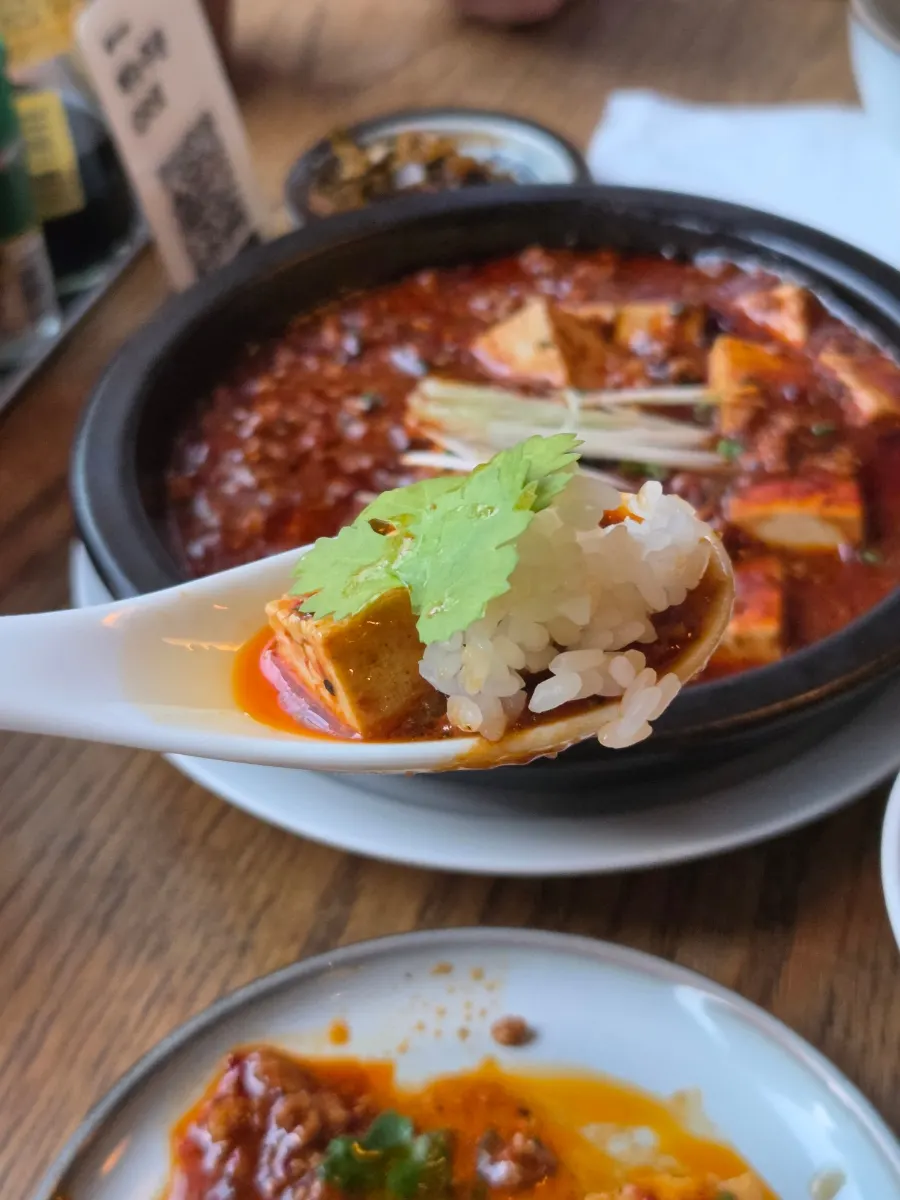 別添えのパクチーを添えた麻婆豆腐