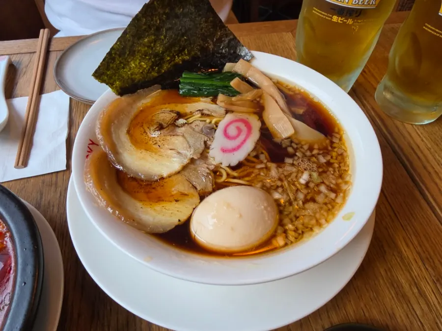 麻婆豆腐と生ビールが並ぶテーブル