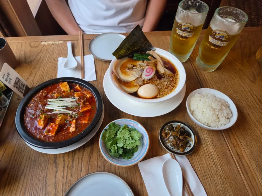 料理3品と生ビールが並んだ2人分の食卓