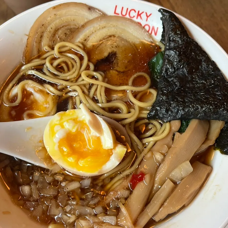 차슈 두 장과 반숙란이 든 중화소바