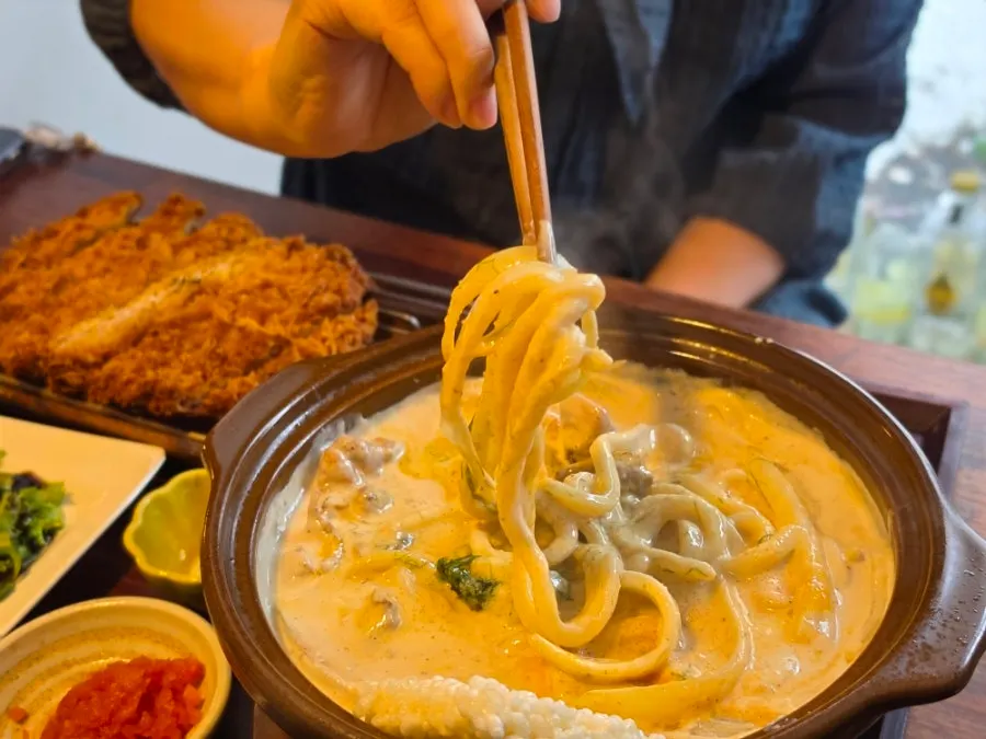 독특한 비주얼의 크림우동 나베