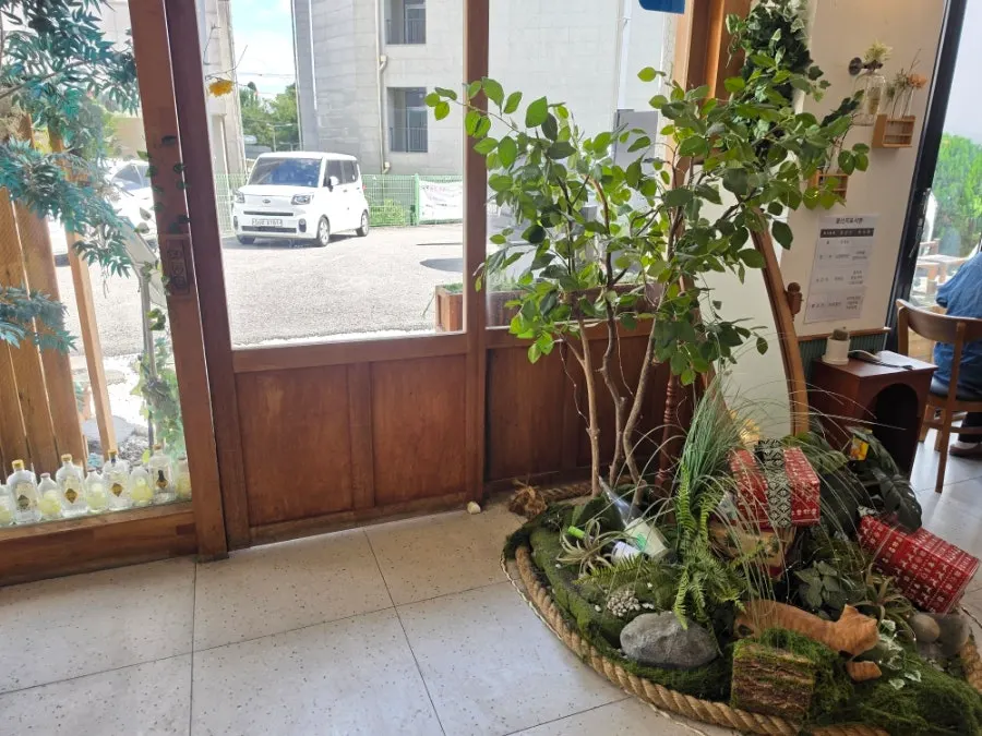깔끔한 인테리어의 테이블 좌석